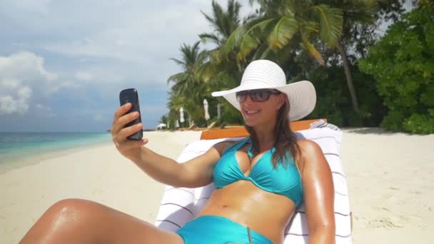 Senhora tirando selfies na praia exótica — Vídeo de Stock