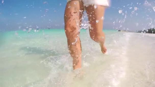 Τρέχει σε ρηχά νερά στο εξωτική παραλία — Αρχείο Βίντεο