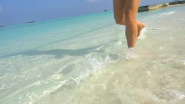 Τρέχει στην παραλία και πιτσίλισμα σταγόνες νερού — Αρχείο Βίντεο