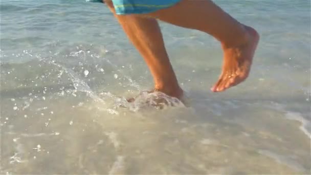 Correndo e salpicando na água do mar rasa — Vídeo de Stock