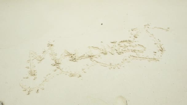 Μαλδίβες γραμμένο στην άμμο και συμπαρασύρονται από κύμα — Αρχείο Βίντεο