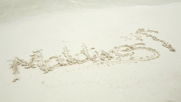 砂で書かれており、波によって洗い流さモルディブ — ストック動画