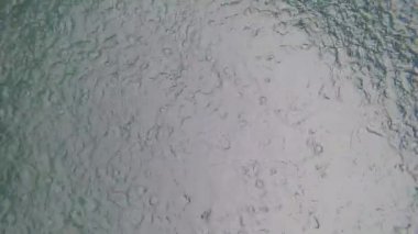 Yukarıdaki su yüzeyine düşen yağmur damlaları