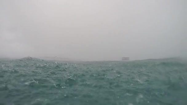 Проливной дождь в океан — стоковое видео