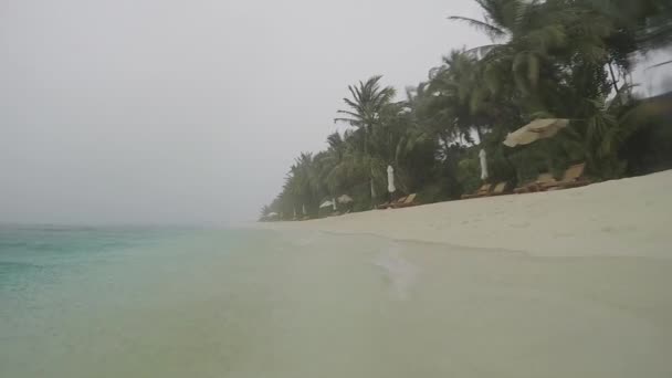 Fuertes lluvias en la playa tropical — Vídeos de Stock