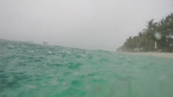 Капли дождя падают в тропический океан — стоковое видео