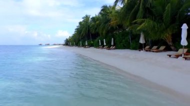 Mavi su ile egzotik plaj