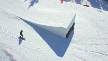 Atlama ve gerçekleştirme snowboard tricks