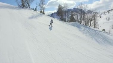 Büyük hava kicker atlama snowboarder