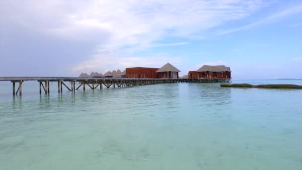 Emerald ocean to the luxury overwater bungalows — Stock Video