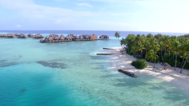 Luxury overwater bungalows in tropical lagoon — Stock Video