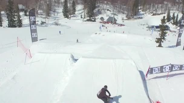 Snowboardåkare hoppande big air kicker — Stockvideo