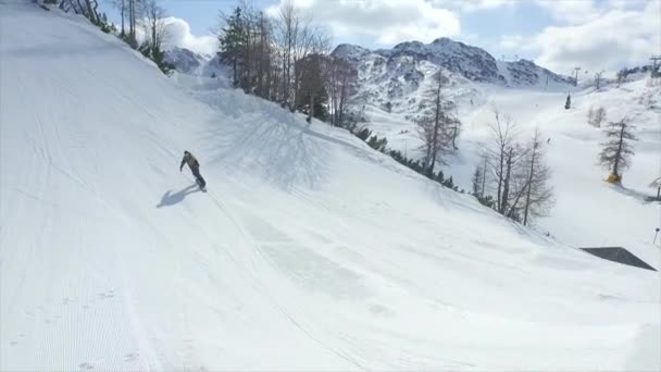 Skákání velký skok pro snowboarder — Stock video