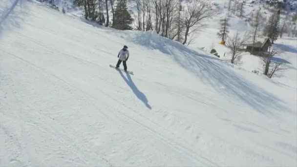 Snowboardåkare hoppa över kicker — Stockvideo