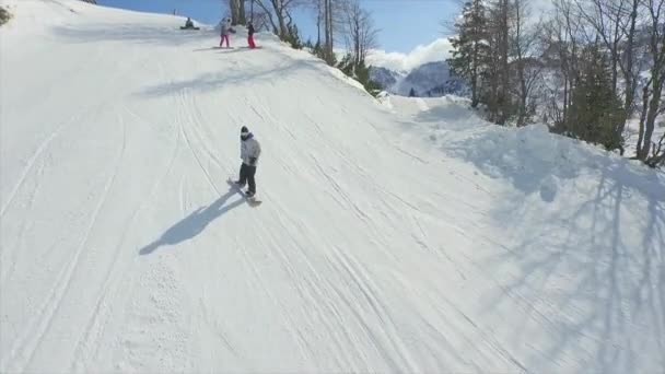Snowboardzista skoki duże powietrza kicker — Wideo stockowe