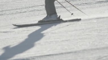 Güneşli mountain resort kayak kayakçı