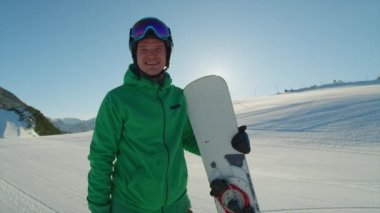 Gülümseyen yarış snowboard Kayak merkezinde