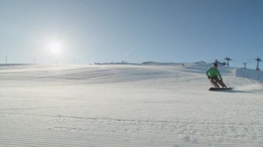 Bakımlı kar üzerinde oyma snowboarder
