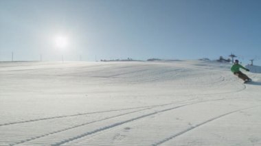 Mükemmel kar üzerinde oyma yarış snowboarder