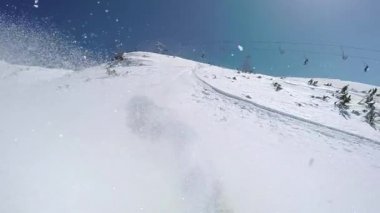Dağlar toz karda binme snowboarder