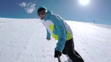 Taze kar yapıyor toz sürme snowboard döner