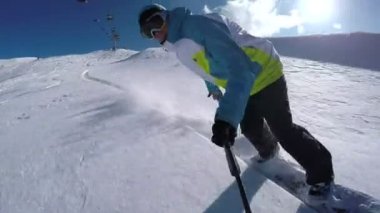 Taze kar snowboard yapıyor el sürükler ve toz döner