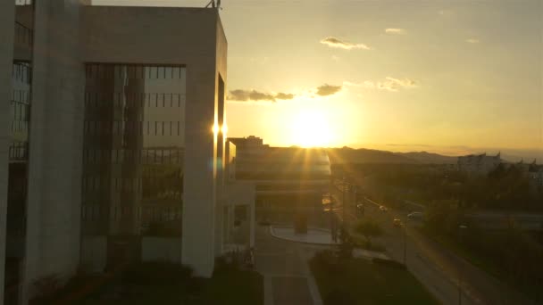 Geschäftsviertel bei goldenem Sonnenuntergang — Stockvideo