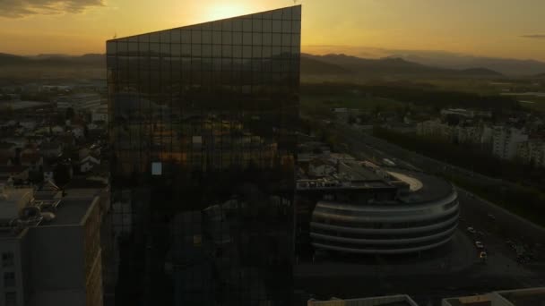 Sklo mrakodrap v centru čtvrti při západu slunce — Stock video