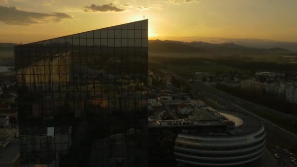 Geschäftsviertel in einer Großstadt bei Sonnenuntergang — Stockvideo