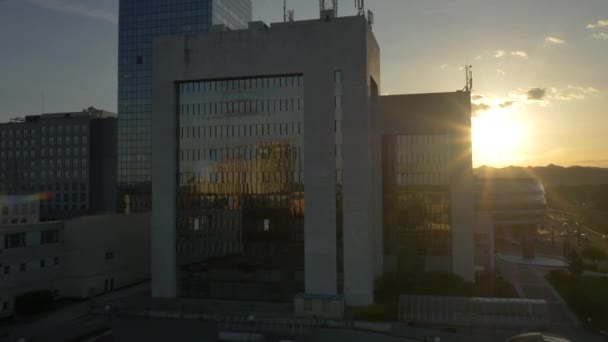 Cidade de distrito de negócios na manhã ensolarada — Vídeo de Stock