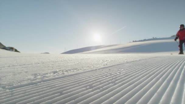 Катание на лыжах по идеально ухоженному снегу — стоковое видео