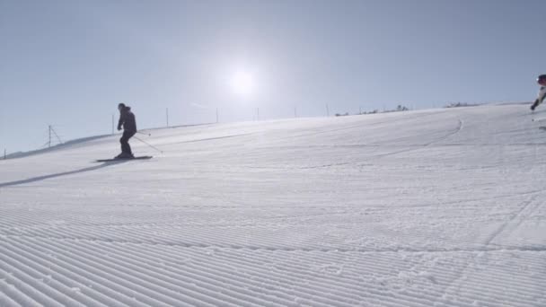 Sciare sulla neve perfettamente preparata — Video Stock