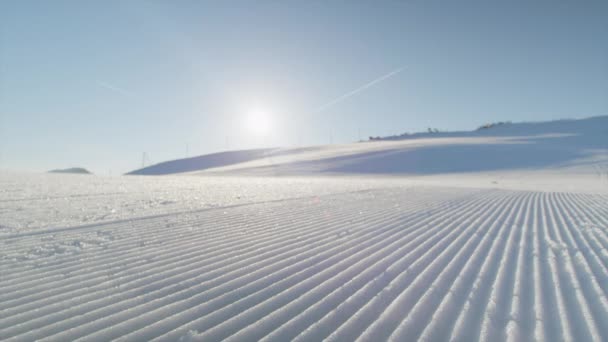 打扮得干净利落的滑雪雪 — 图库视频影像
