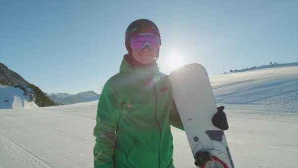 Cheerful race snowboarder in the mountain resort — Stock Video