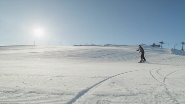 Сноубордист вырезает на идеальном снегу утром — стоковое видео