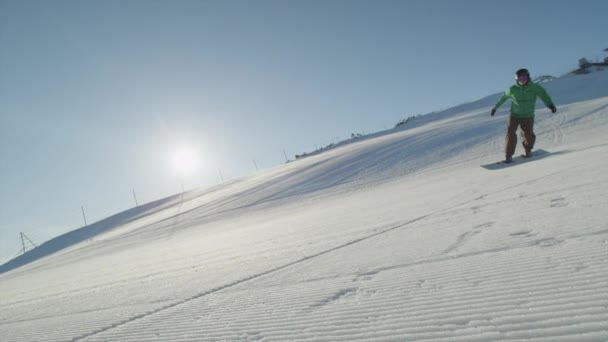 Snowboarder carving sulle piste da sci di montagna — Video Stock