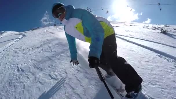 Snowboardzista konna puszysty śnieg — Wideo stockowe