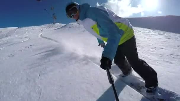 Snowboarder beim Handzerren und Powderschwung im Neuschnee — Stockvideo