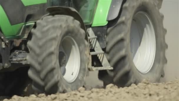 Grand tracteur travaillant sur un champ agricole — Video