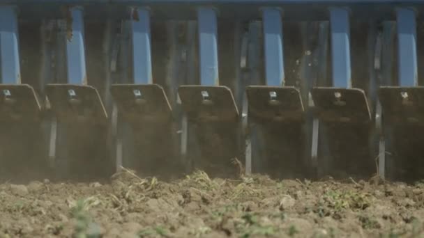 Landbouwmachines schrijnend het veld — Stockvideo