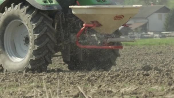 Trator fertilizando o campo na primavera — Vídeo de Stock