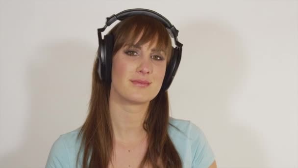 Mujer sensual escuchando música romántica — Vídeos de Stock