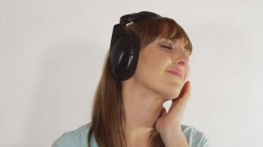 Kadın romantik müzik sallanan kulaklıklar ile