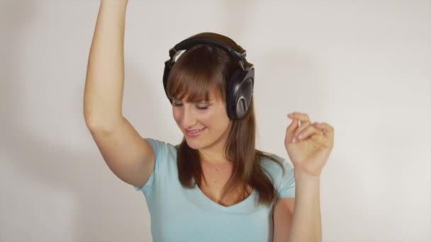 Woman with headphones dancing — Stock Video