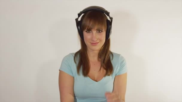 Mujer con auriculares escuchando música romántica — Vídeo de stock