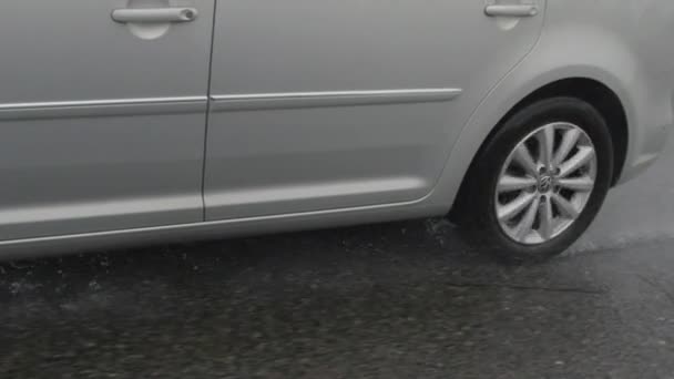 Conducción de coches en carretera mojada bajo la lluvia — Vídeo de stock