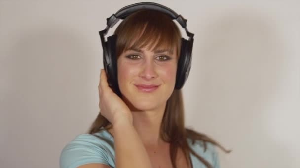 Fröhliche Frau tanzt und dreht sich mit Kopfhörern — Stockvideo