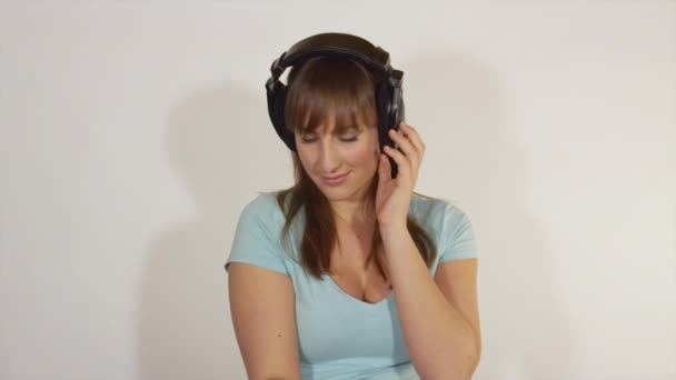 Woman with headphones enjoying in romantic music — Stock Video