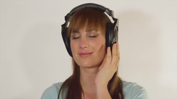 Vrouw verliefd romantische muziek beluisteren — Stockvideo