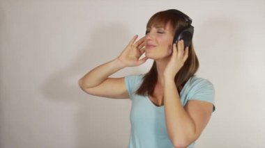 Kulaklıklardan funky müzik dans esmer